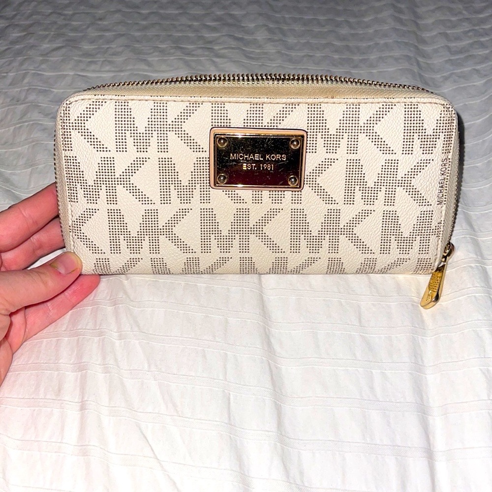 Michael kors signature wallet